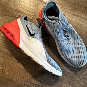 Nike women’s air max motion 2 running shoes